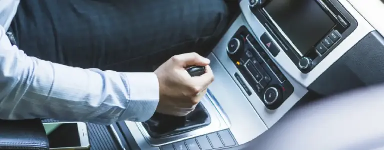 ¿Cómo conducir un automóvil automático?